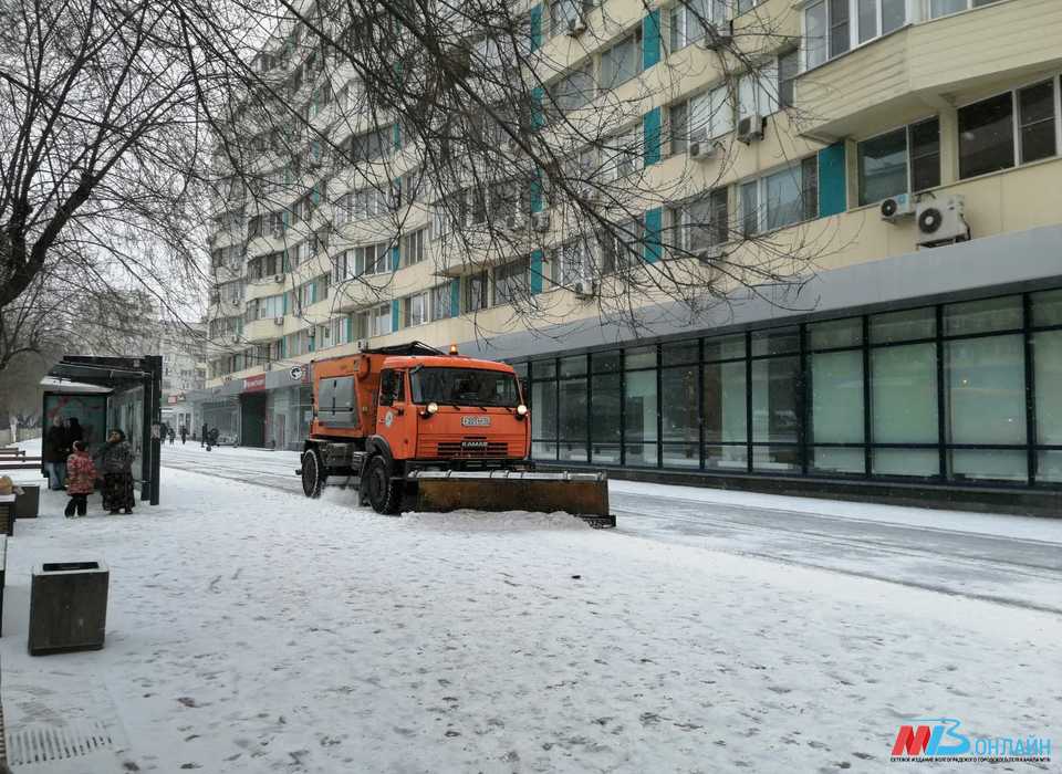 На дороги Волгограда нанесли 1400 тонн смеси песка и соли